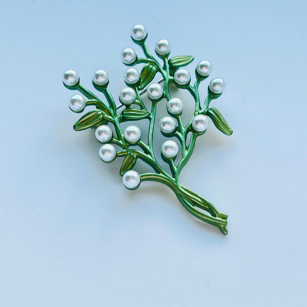 This Vintage Pearl Botanical Brooch features a unique plant with white flowers shape design that adds a touch of nature to anyone's outfit. The unisex design makes it a versatile accessory, and the durable alloy material ensures long-lasting wear.  This kind of botanical brooch is a good present for families and friends, strengthening your relationship. This kind of breast pin is suit for different kinds of occasions, such as party, wedding, ceremony and daily wear, making you beautiful and elegant.