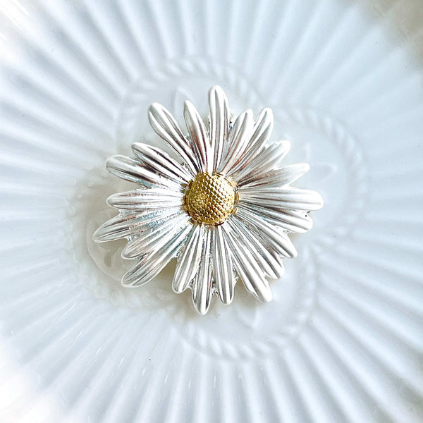 Silvery Daisy Brooch