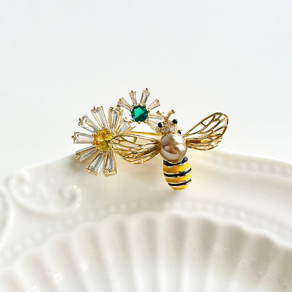 Bee With Daisy Flowers Brooch