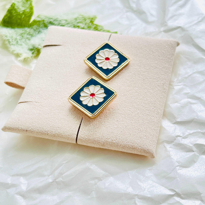 Chic Daisy Square Stud Earrings / Clip-on Earrings