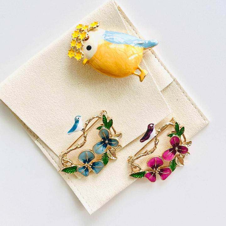 Cute Robin With Wreath Brooch