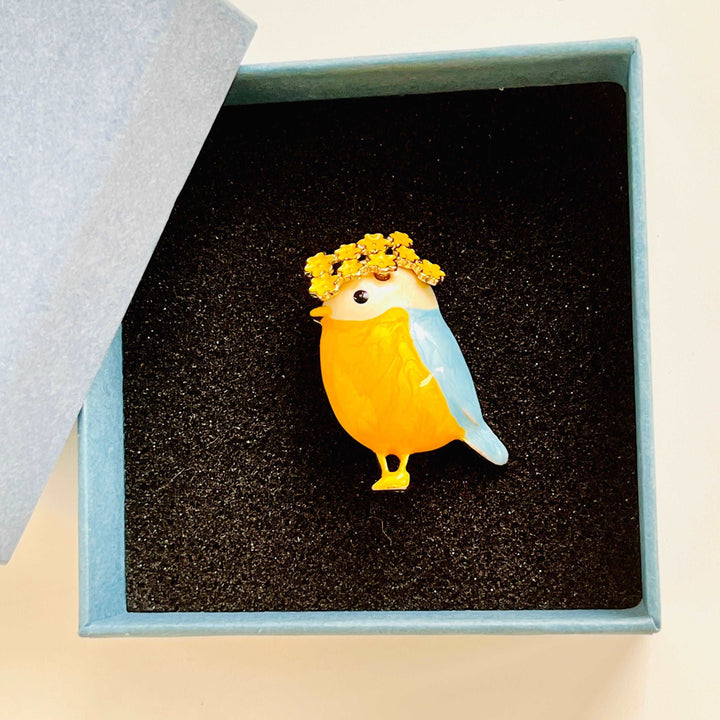 Cute Robin With Wreath Brooch