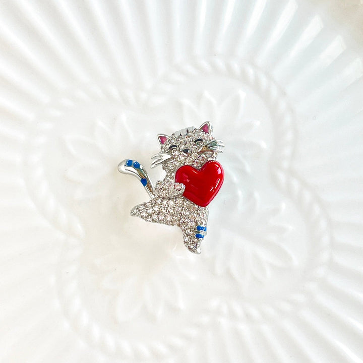 Cute Cat Holding Red Heart Brooch - Natural Bunny Accessories
