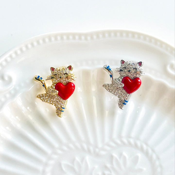 Cute Cat Holding Red Heart Brooch - Natural Bunny Accessories