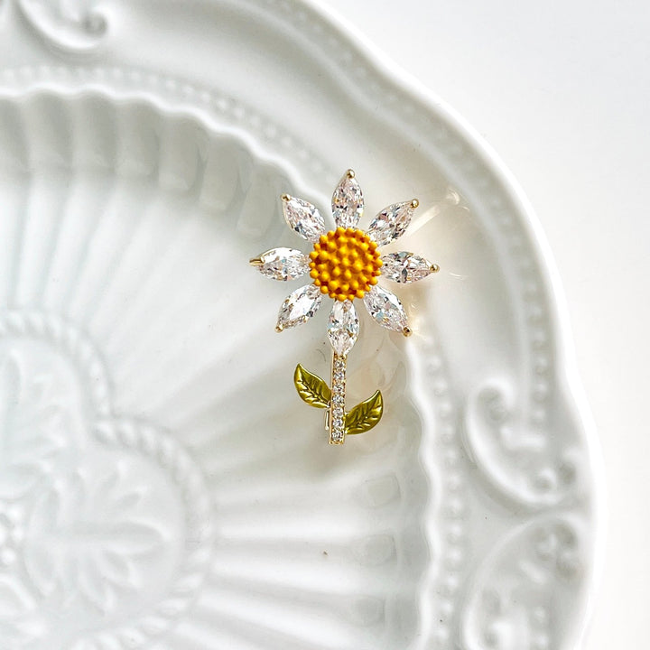 Dainty Little Daisy Brooch - Natural Bunny Accessories