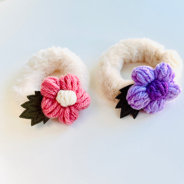 Coletero de invierno con flores esponjosas y tejidas a crochet
